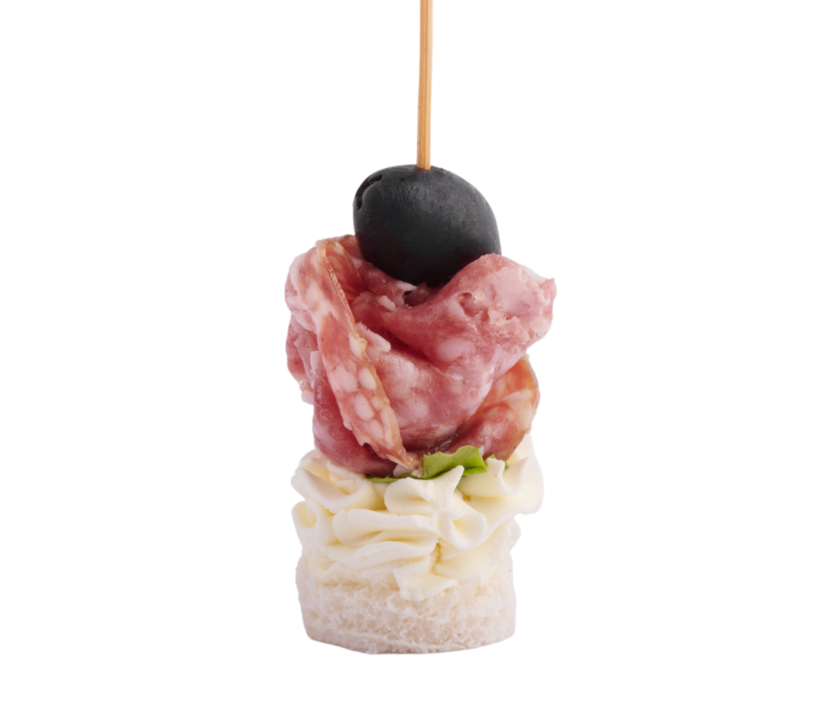 Канапе на шпажці з салямі та маслиною 2 шт.