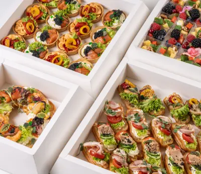 Gourmet appetizers and canapés in Hedonism LeOla box
